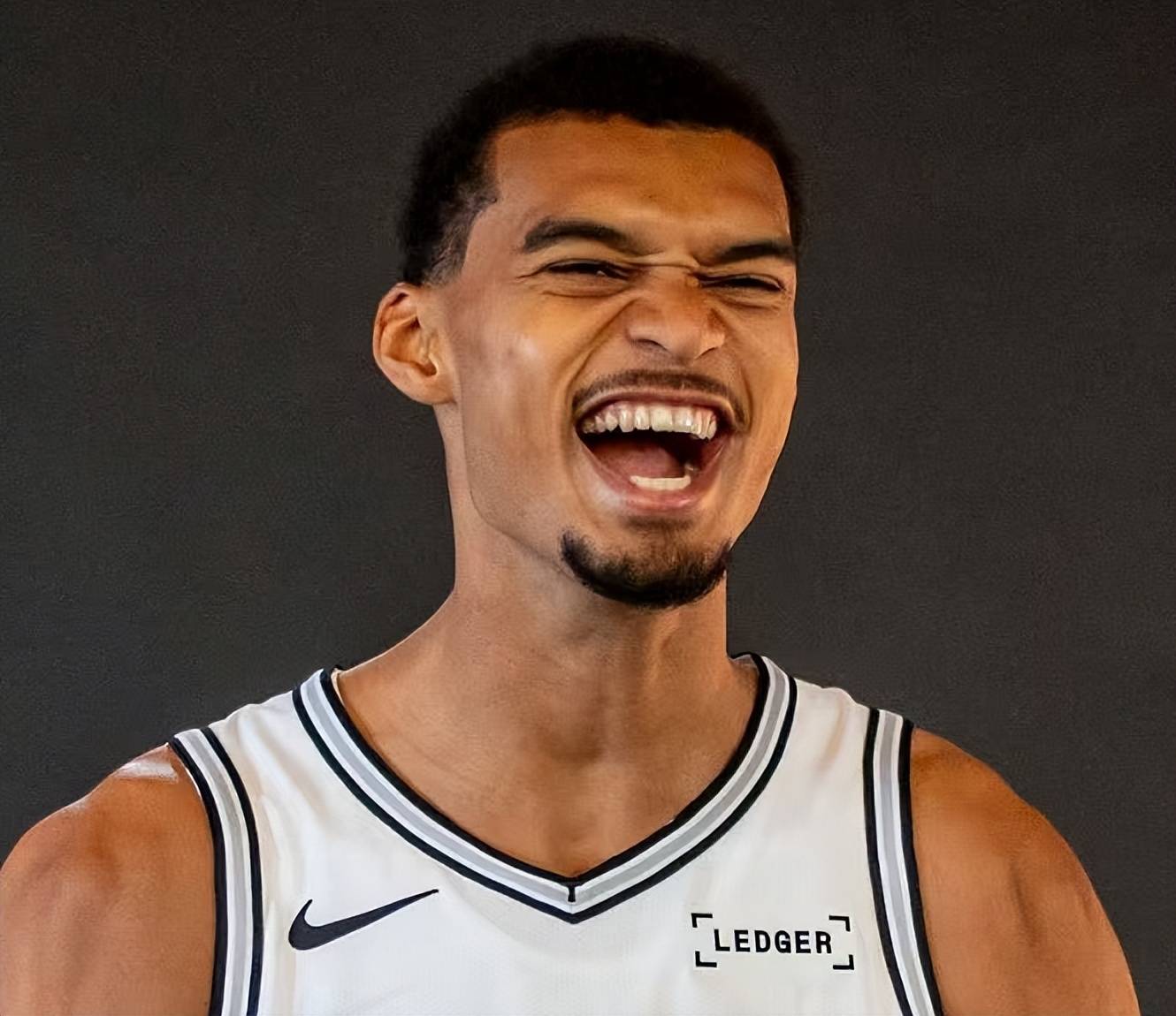 今夜圣安东尼奥马刺更衣室发声：NBA常规赛节点到来，质疑声仍在，赛季目标并未改变的简单介绍