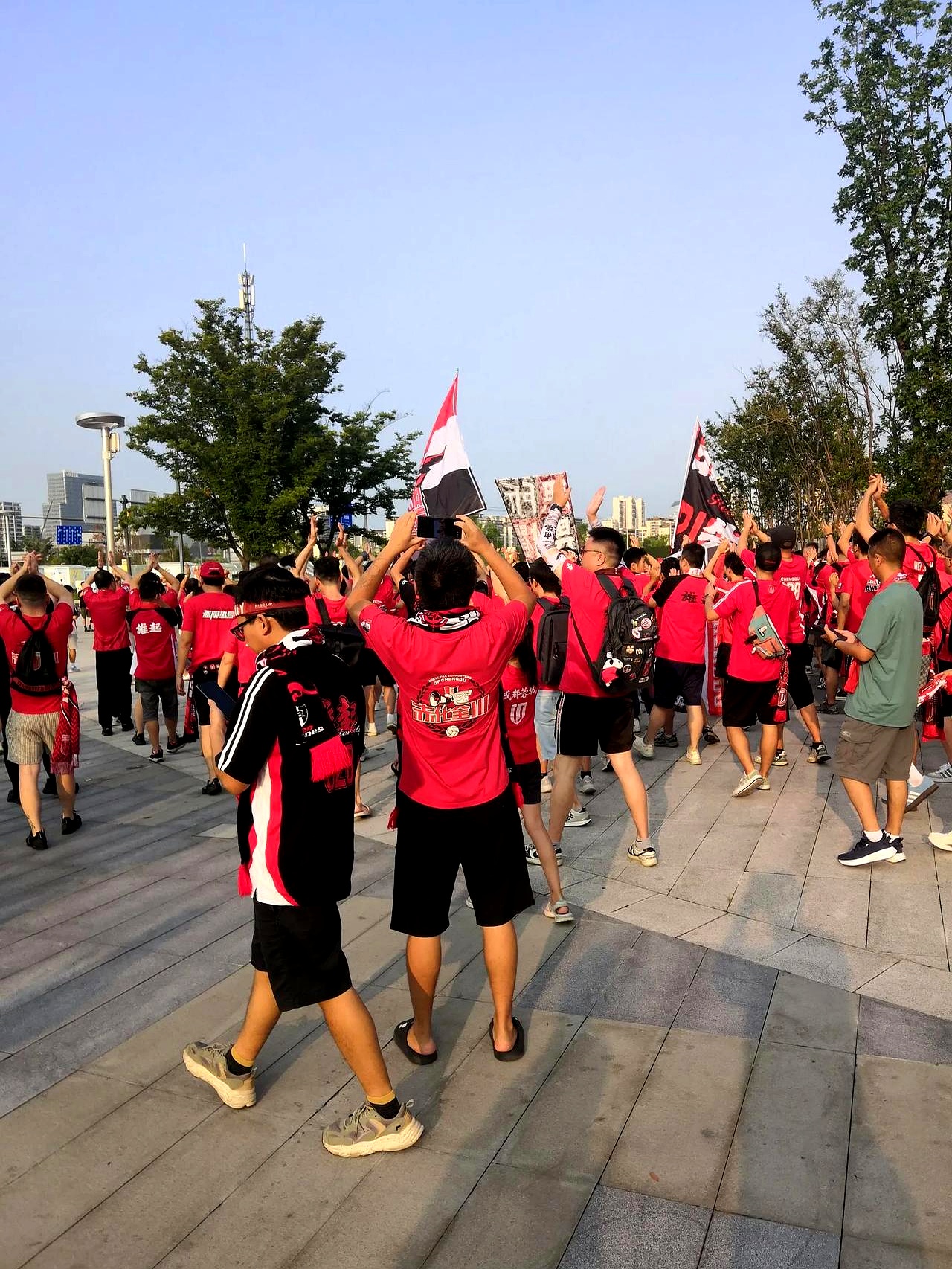 成都蓉城训练开放日，赛前回应争议引欢呼，NBA常规赛在即，训练强度明显提升的简单介绍